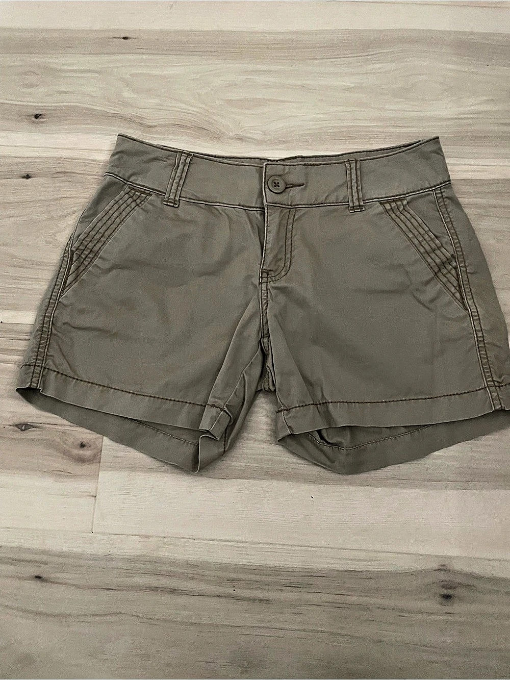Maurices Cargo Shorts in Brown Size 1/2 Like New